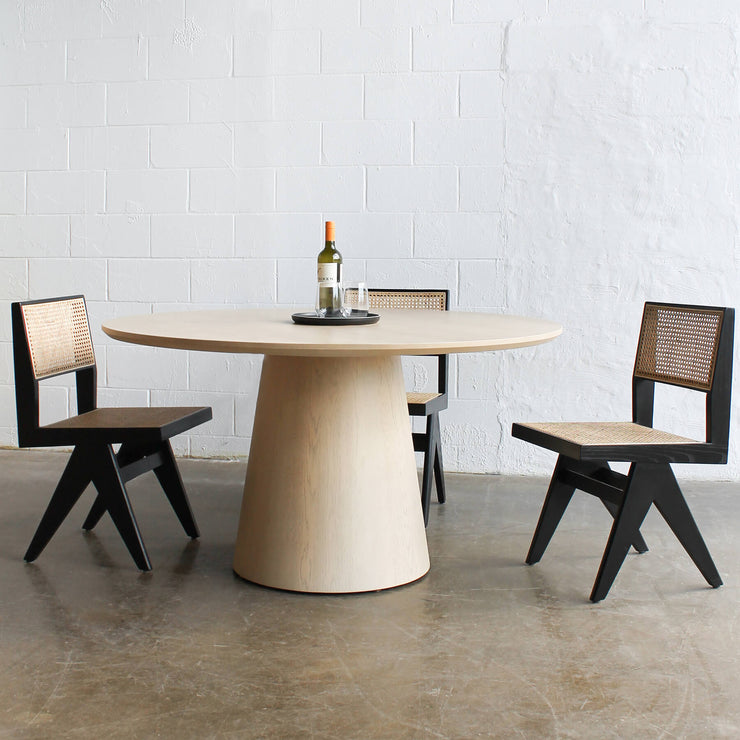 Oslo Round Oak Dining Table with chairs
